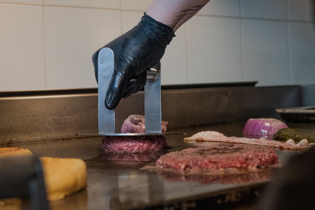 Príprava burgera v kuchyni bistra